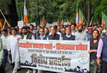 Photo of हिमाचल में प्रतिशोध की राजनीति के खिलाफ भाजपा का बिगुल, जयराम ठाकुर एवं डॉ राजीव बिंदल के नेतृत्व में शिमला में विशाल प्रदर्शन