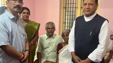 Photo of *डॉ. बिन्दल ने संगठन महामंत्री सिद्धार्थन जी के पिता श्री नारायणन के निधन पर केरल के पालघाट पहुंचकर शोक व्यक्त किया*