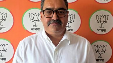 Photo of टैक्सी ऑपरेटर सड़कों पर, सरकार बेपरवाह—12 साल की परमिट अवधि का फैसला अव्यावहारिक, हजारों परिवारों की रोजी-रोटी पर संकट : विनय शर्मा