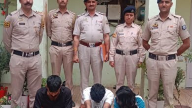 Photo of सोलन पुलिस की बड़ी कार्रवाई: आल्टो कार में सवार 2 युवक और 1 युवती गिरफ्तार, 17.41 ग्राम चिट्टा/हेरोइन व नकदी बरामद | नशा तस्करी नेटवर्क की जांच जारी