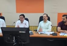 Photo of सरकारी योजनाओं का लाभ पात्र लोगों तक समयबद्ध पहुंचाना सुनिश्चित करें : उपायुक्त हेमराज बैरवा