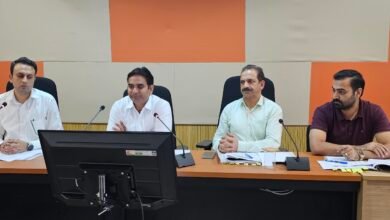 Photo of सरकारी योजनाओं का लाभ पात्र लोगों तक समयबद्ध पहुंचाना सुनिश्चित करें : उपायुक्त हेमराज बैरवा