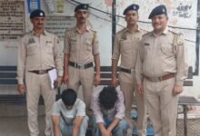 Photo of सोलन में शराब ठेके के सेल्समैन पर बेलचे से जानलेवा हमला, सिरमौर के दो युवक गिरफ्तार; गंभीर हालत में PGI रेफर