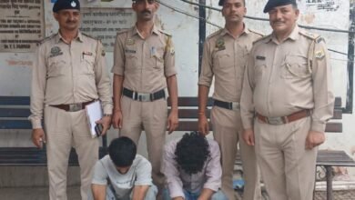 Photo of सोलन में शराब ठेके के सेल्समैन पर बेलचे से जानलेवा हमला, सिरमौर के दो युवक गिरफ्तार; गंभीर हालत में PGI रेफर