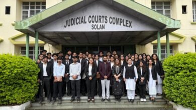 Photo of सोलन में लोक अदालत के दौरे के दौरान लीगल एड क्लिनिक के छात्रों को कोर्टरूम का अनुभव
