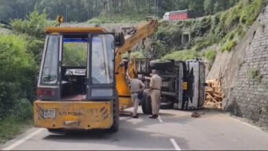 Photo of NH-5 पर शमलेच टनल के समीप पलटा लकड़ी से लदा ट्राला, बाल-बाल बचे चालक-परिचालक