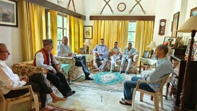 Photo of स्व. मेजर विजय सिंह मनकोटिया के घर पहुंचे केवल सिंह पठानिया, शोक संतप्त परिवार से मिलकर जताई गहरी संवेदना