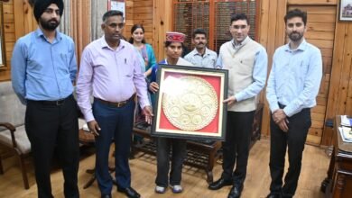 Photo of एशियाई खेलों की पदक विजेता सीमा को उपायुक्त मुकेश रेपस्वाल ने किया सम्मानित