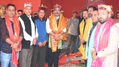 Photo of लोक निर्माण एवं शहरी विकास मंत्री विक्रमादित्य सिंह ने बिजली महादेव के अस्थायी शिविर में नवाया शीश