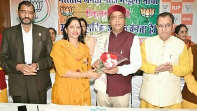 Photo of गांधी परिवार देश के संविधान से ऊपर नहीं है, अराजकता का माहौल खड़ा करने से आएं बाज़: जयराम ठाकुर