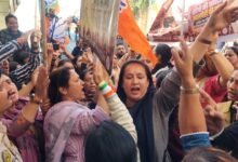 Photo of **महिलाओं के सम्मान और सुरक्षा के मुद्दे पर भाजपा महिला मोर्चा का कांग्रेस कार्यालय के बाहर जोरदार प्रदर्शन, राहुल गांधी और कांग्रेस सांसद का पुतला फूंका : डेजी ठाकुर**
