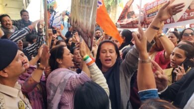 Photo of **महिलाओं के सम्मान और सुरक्षा के मुद्दे पर भाजपा महिला मोर्चा का कांग्रेस कार्यालय के बाहर जोरदार प्रदर्शन, राहुल गांधी और कांग्रेस सांसद का पुतला फूंका : डेजी ठाकुर**