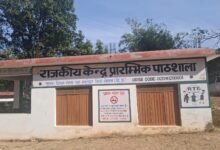Photo of एक अध्यापिका के भरोसे 27 मासूमों का भविष्य! CHT पढ़ाई कराएं या सरकारी डाक संभालें?