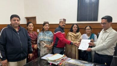 Photo of सोलन में पेयजल संकट पर पार्षदों ने आयुक्त को घेरा, समान वितरण की मांग